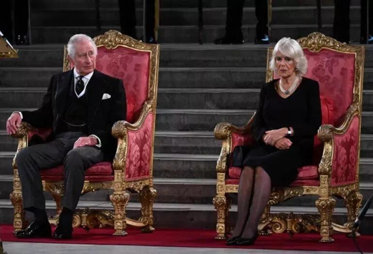 Kraliyet Ailesi Prens Harrynin kitabı yüzünden popülaritesini kaybediyor