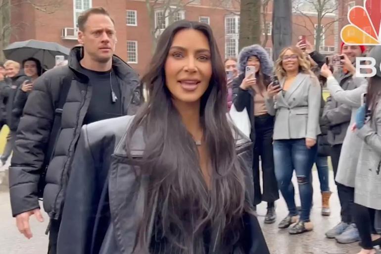 Kim Kardashian, Harvarda konuşmacı olarak geldi Eleştirilerin ardı arkası kesilmedi