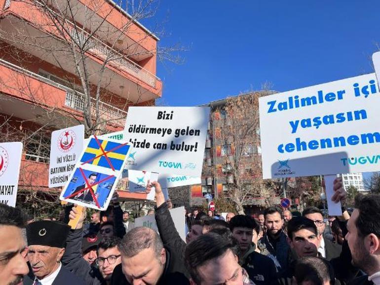 Kuran-ı Kerim yakılması, İsveç Büyükelçiliği önünde protesto edildi