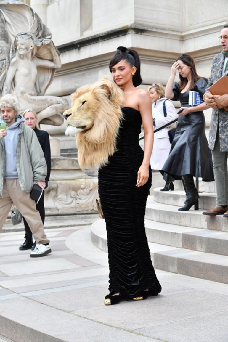 Kylie Jenner aslan başı figürlü elbisesiyle gündem oldu