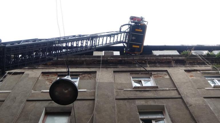 Beyoğlunda çatı yangını paniğe neden oldu