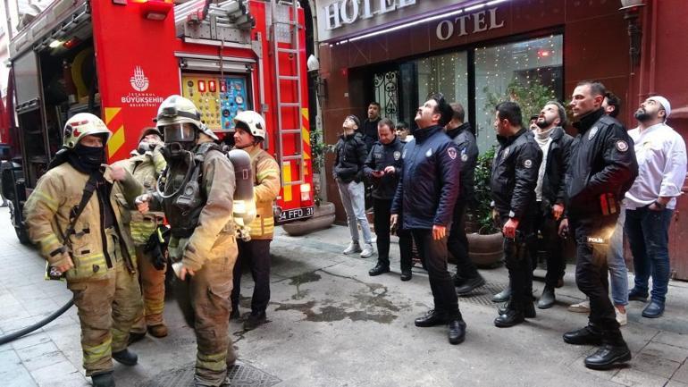 Beyoğlunda çatı yangını paniğe neden oldu