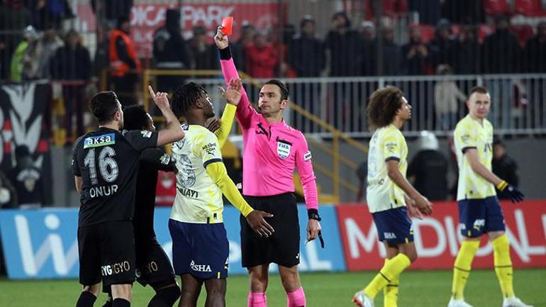 Ümraniyespor - Fenerbahçe maçında Abdulkadir Bitigene büyük tepki Ortalık karıştı, kırmızı kart çıktı