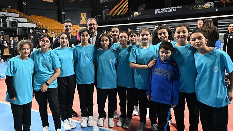 Bakan Kasapoğlu ile Guidetti, Karstan gelen kız voleybolcularla buluştu