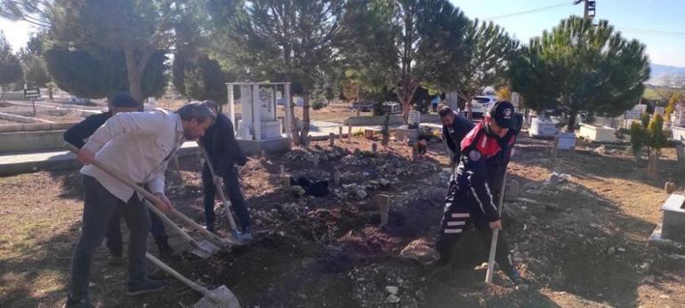 Talihsiz bebeği son yolculuğuna polis ve belediye işçileri uğurladı