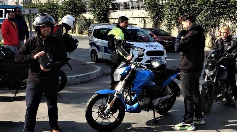 Polislere ehliyetsiz yakalandı, yardıma gelen arkadaşı da ehliyetsiz çıktı