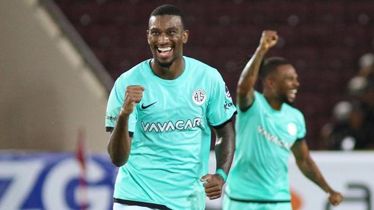 Galatasaraydan Antalyaspora Haji Wright için transfer teklifi 5 milyon euro artı 2 oyuncu