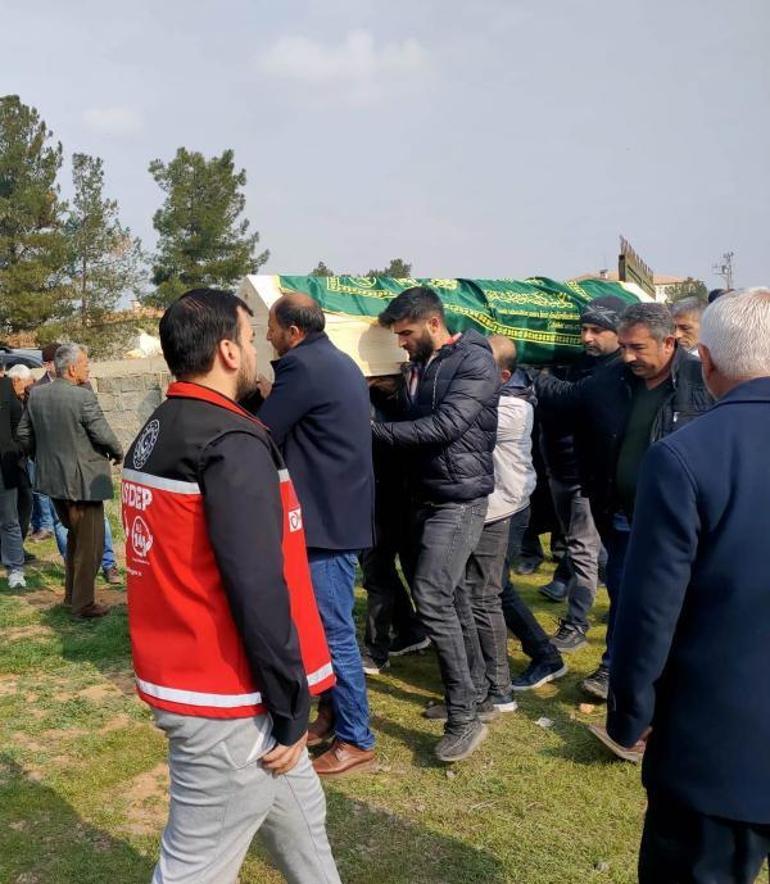 Çocuklarını öldürüp, intihar etmişti; yan yana toprağa verildiler