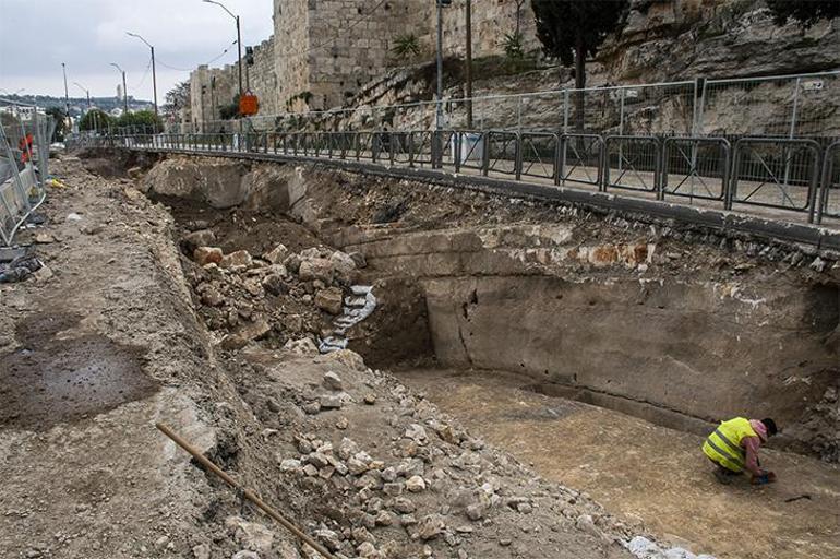 Kudüsteki 1000 yıllık hendek duvarında gizemli bir el izi bulundu