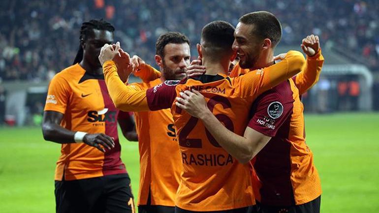 Galatasarayda beklenen ayrılık Takım arkadaşlarıyla vedalaştı