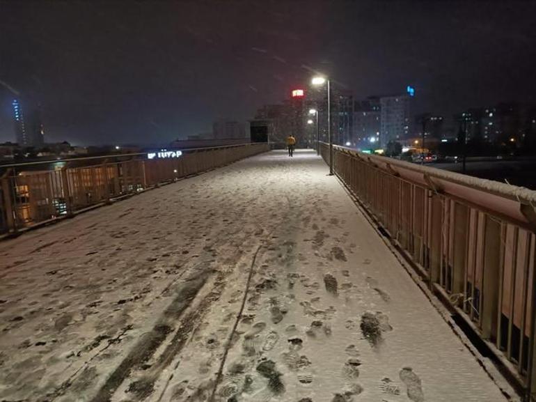 İstanbulda kar yağışı yüzünü gösterdi Bugün hava nasıl olacak