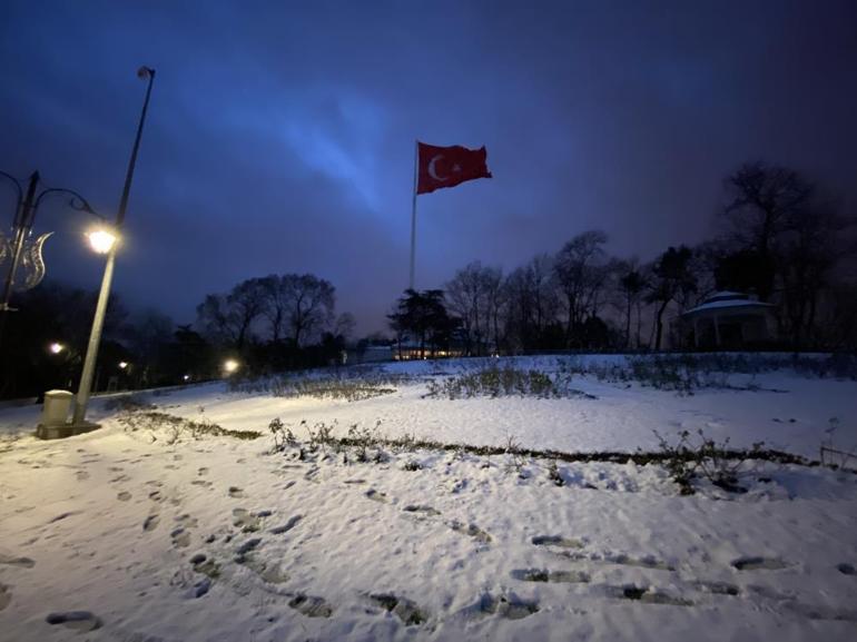 İstanbulda kar yağışı yüzünü gösterdi Bugün hava nasıl olacak