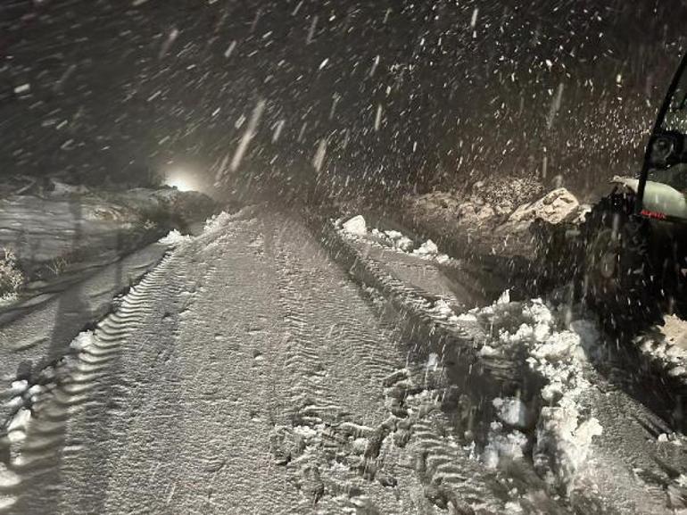Diyarbakırda karda kapanan yolda mahsur kalanlar kurtarıldı