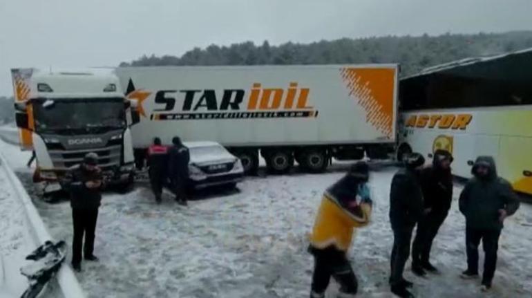 Anadolu Otoyolunda zincirleme kaza İstanbul yönünde trafik durdu