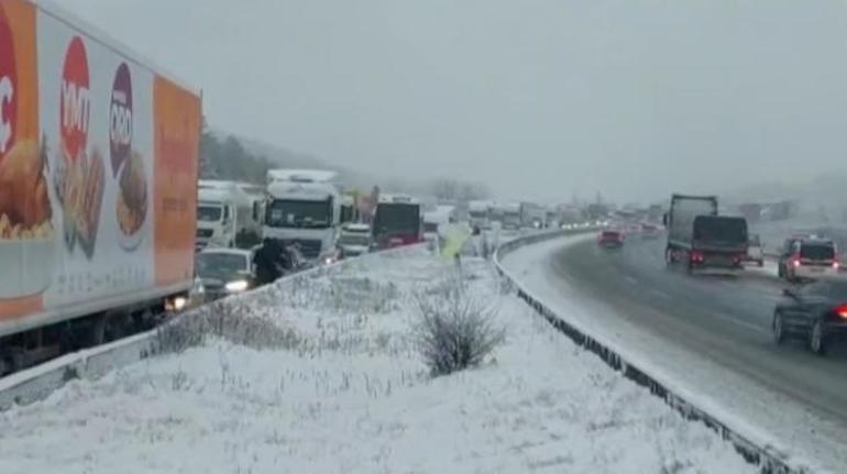 Anadolu Otoyolunda zincirleme kaza İstanbul yönünde trafik durdu