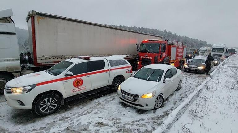 Anadolu Otoyolunda zincirleme kaza İstanbul yönünde trafik durdu