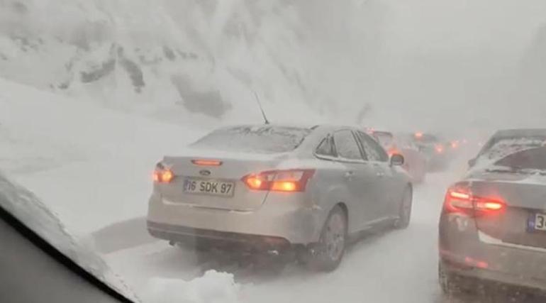 Uludağ yolu kapandı, 25 kilometrelik trafik oluştu Merkeze böyle indiler
