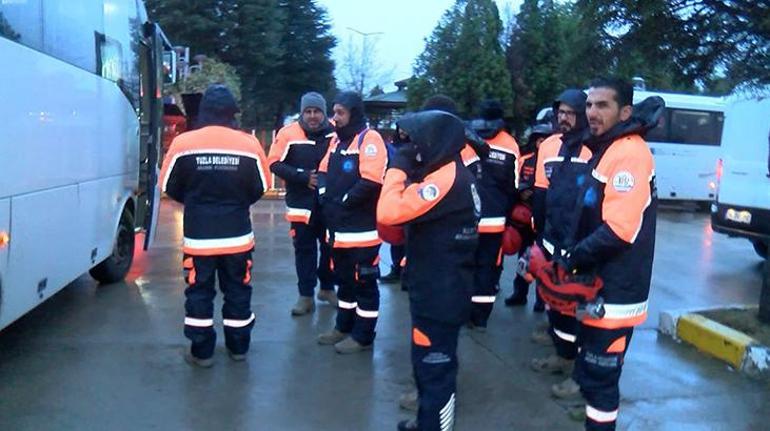 Ekipler İstanbuldan deprem bölgesine doğru yola çıktı