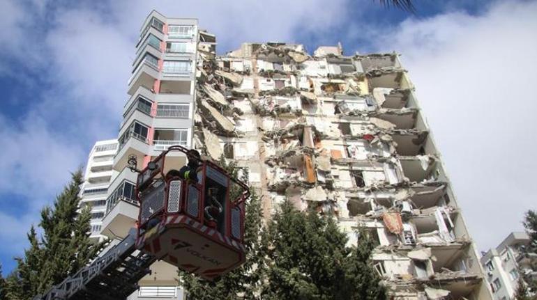 Artçı depremde mahsur kalan 4 kişi kurtarıldı