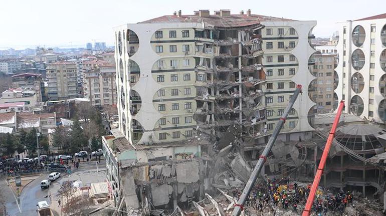 Diyarbakır’da 2 kişinin hayatını kaybettiği iş merkezinin çökme anı kamerada