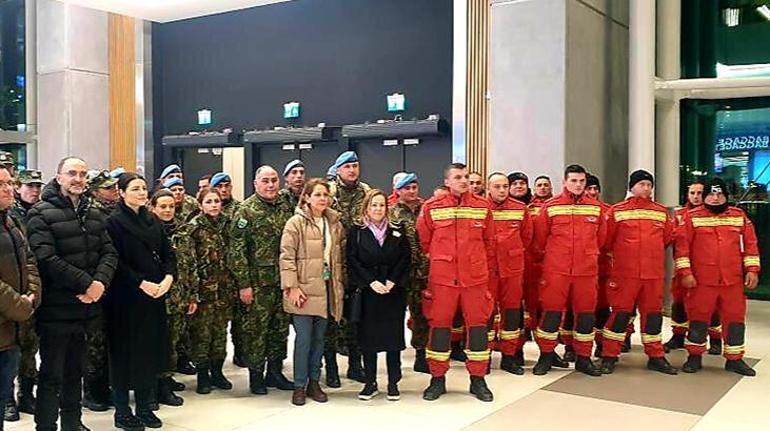 Deprem arama kurtarma çalışmasına katılmak isteyen binlerce kişi İstanbul Havalimanına akın etti