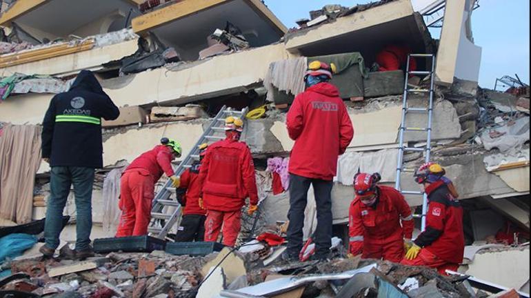 Enkaz altında doğum Anne öldü, bebek hayata tutundu