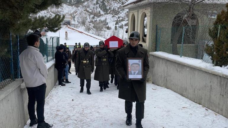 Enkazdan yaralı kurtuldu, eşi ve oğlunun cenazesine katıldı