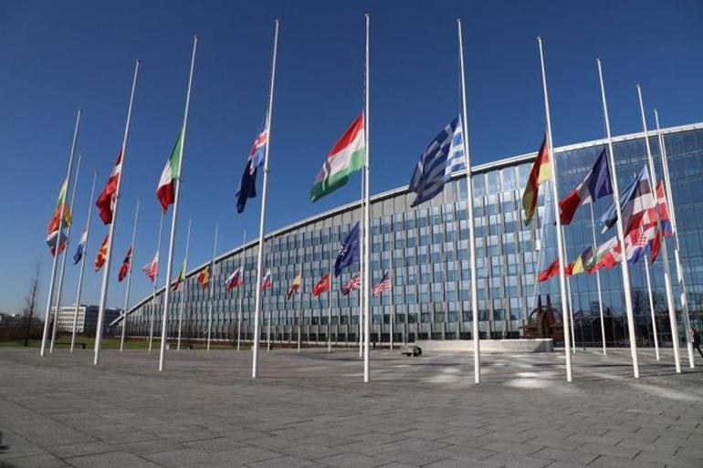 NATO karargahlarında bayraklar yarıya indirildi