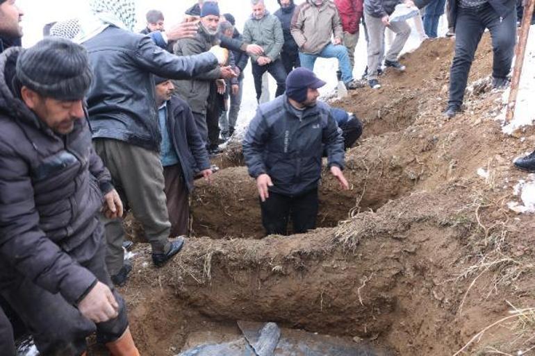 Anne ve 2 çocuğunun cenazeleri, enkaz altında birbirlerine sarılı bulundu
