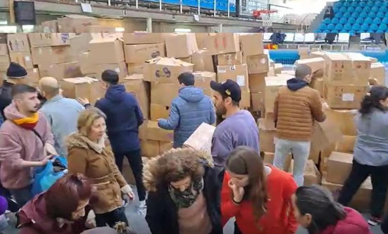 Özgürcan Çevik depremzedeler için toplanan yardım kolilerini taşıdı