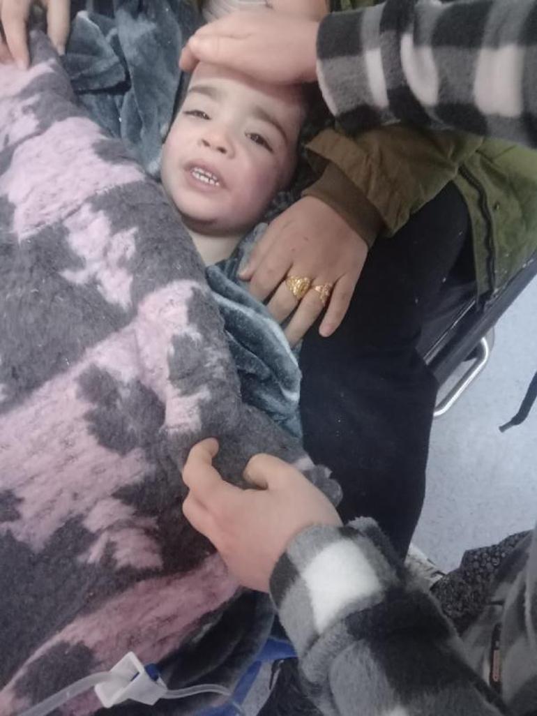 3,5 yaşındaki Miran hayata tutundu 29 saat babasının iki kolunun arasında