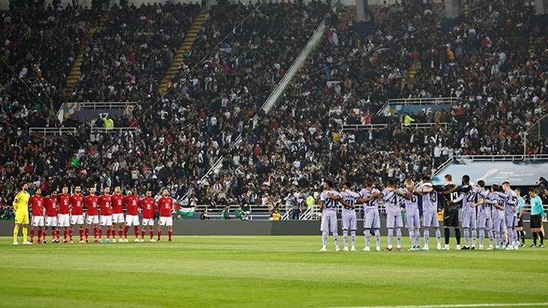 Türkiye için saygı duruşunda bulundular Futbolculardan alkışlanacak hareket