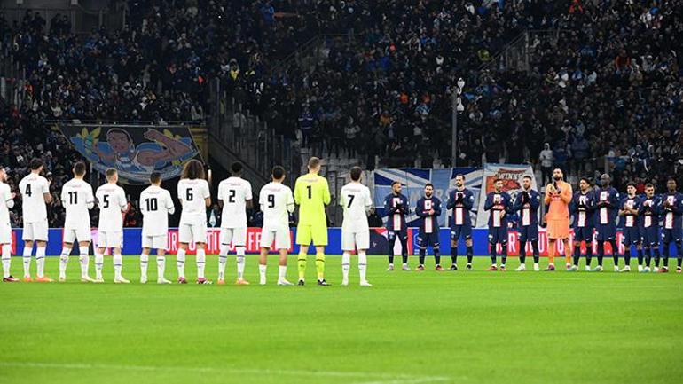 Türkiye için saygı duruşunda bulundular Futbolculardan alkışlanacak hareket