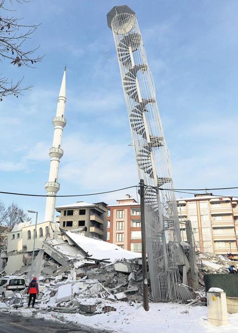 Bina yıkıldı, merdiveni ayakta