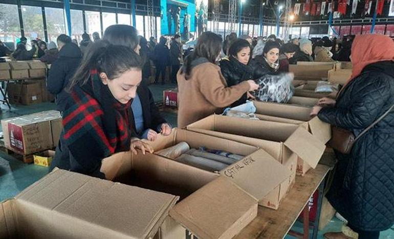 Ünlü dizi oyuncuları, Beyoğlu’nda deprem yardım çalışmalarına katıldı