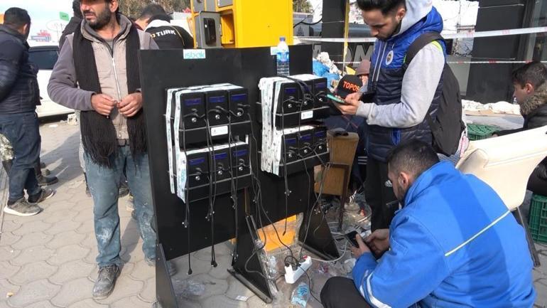 Hatayda depremzedeler mobil şarj istasyonlarına akın ediyor
