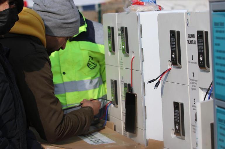 Hatayda depremzedeler mobil şarj istasyonlarına akın ediyor