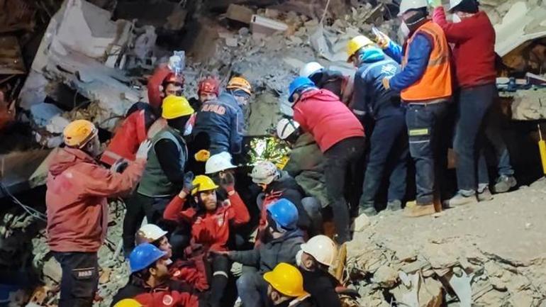 Depremden 111 saat sonra kurtarıldı İnsan koridoru ile ambulansa götürüldü