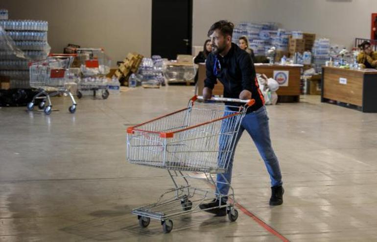 Patlamada kollarını ve gözünü kaybeden Bayram, yardım toplama merkezinde çalışıyor