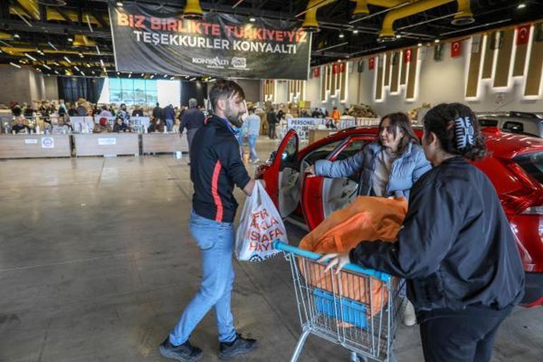 Patlamada kollarını ve gözünü kaybeden Bayram, yardım toplama merkezinde çalışıyor