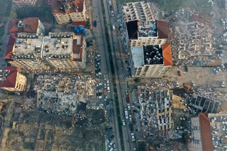 Sinan Akçıl’dan yürek ısıtan görüntü Depremzede Duru ile düet yaptı