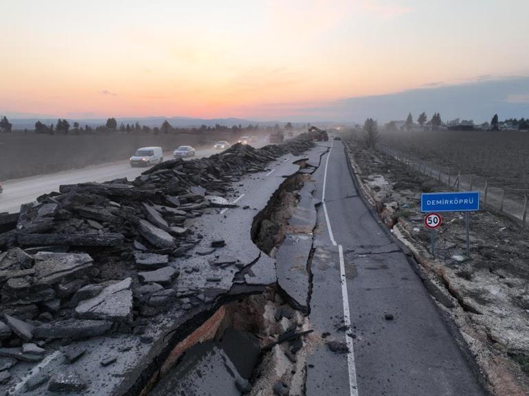 Yol yok oldu Depremin merkezinden korkunç görüntü