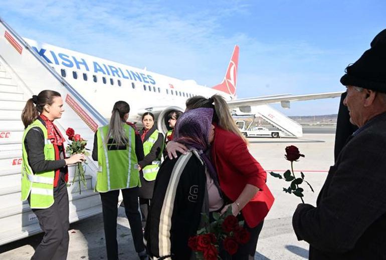 Alman arama-kurtarma ekibi İstanbulda çiçeklerle karşılandı