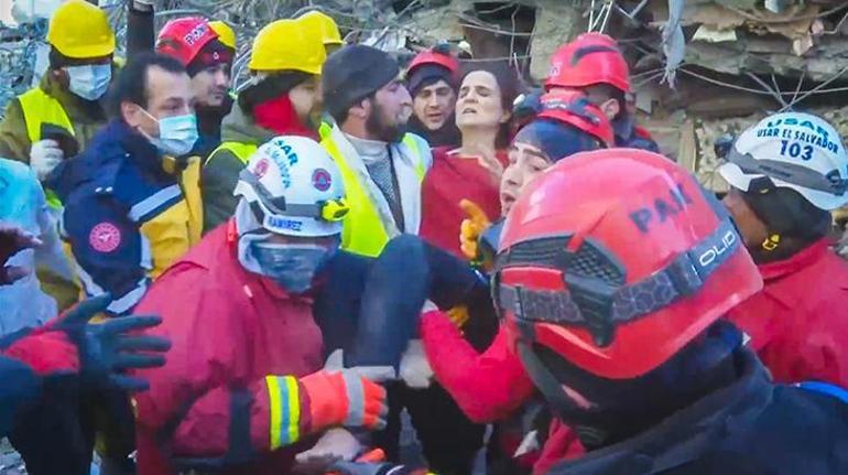 Türk ve El Salvadorlu ekipler 150 saat sonra 2 kişiyi enkazdan sağ çıkardı