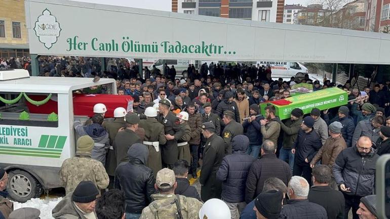 Ebrar Sitesi enkazından çıkarılan Uzman Çavuş, eşi ve iki çocuğu toprağa verildi