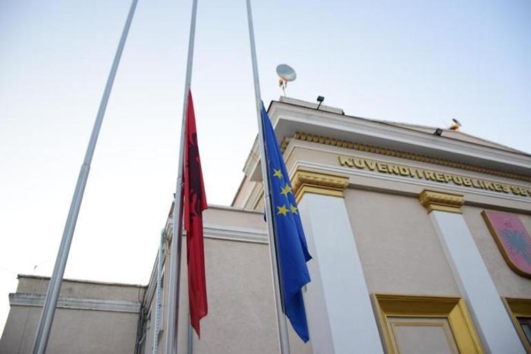 Arnavutluk meclisinde depremde hayatını kaybedenler için saygı duruşu