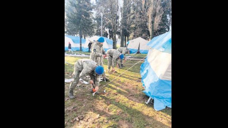 MSB paylaştı: Mehmetçik sırtında taşıdı