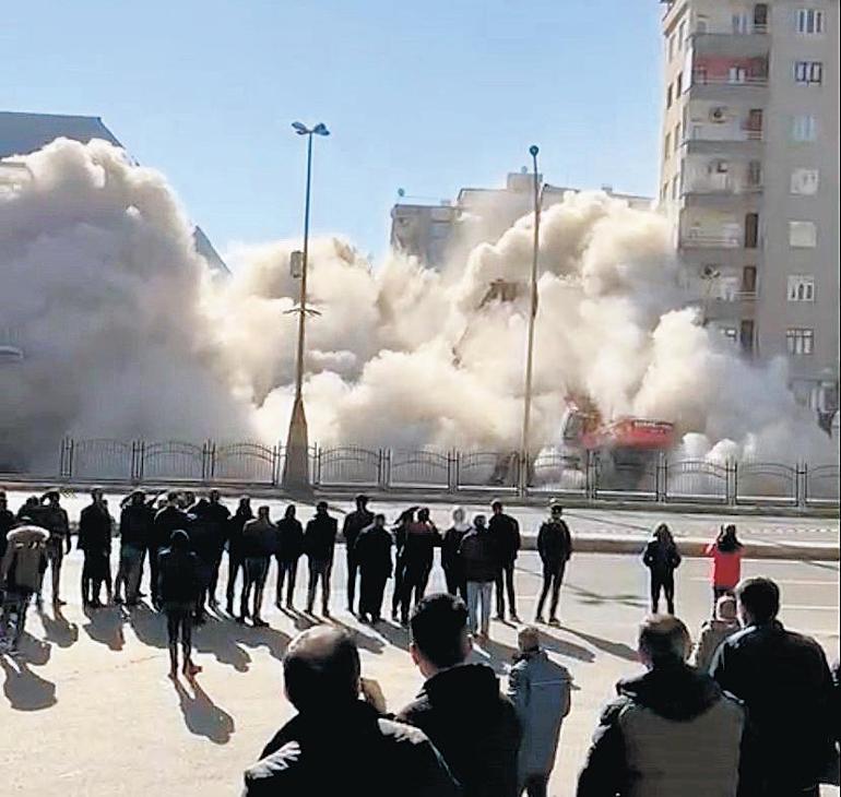 Ağır hasarlı bina yıkım sırasında çöktü