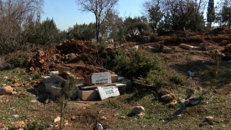 Deprem köyü ortadan ikiye böldü