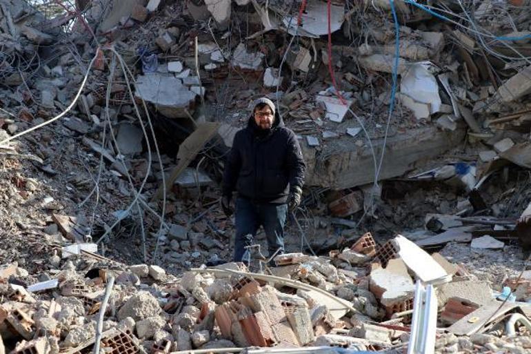 Enkaz başında depremde ölen annesi ile kardeşinin hatıralarını bekliyor